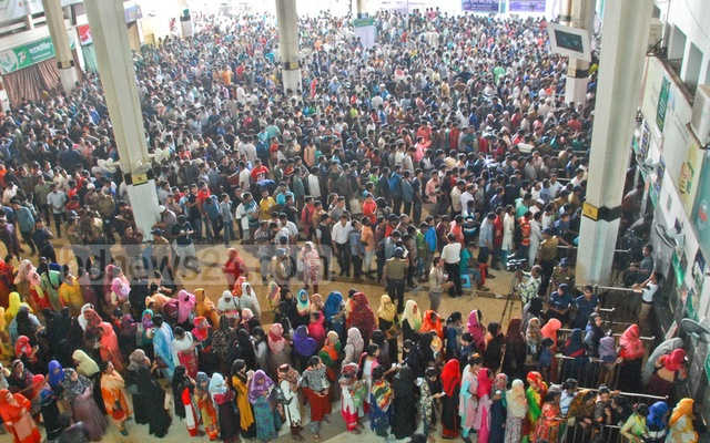 কমলাপুরে টিকেটের লাইনে হট্টগোল