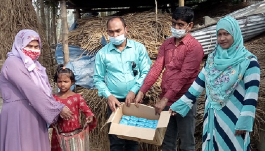 কিশোরগঞ্জে বাড়ী বাড়ী গিয়ে বিস্কুট বিতরণ