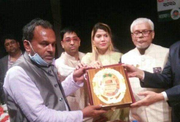 আন্তর্জাতিক মাতৃভাষা দিবস সম্মাননা পুরস্কার পেলেন চেয়ারম্যান রফিকুল ইসলাম