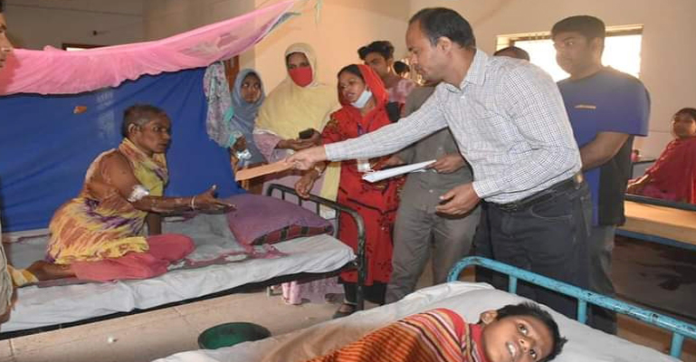 আগুনে পুড়ে যাওয়া মা-ছেলের পাশে সোহাগ