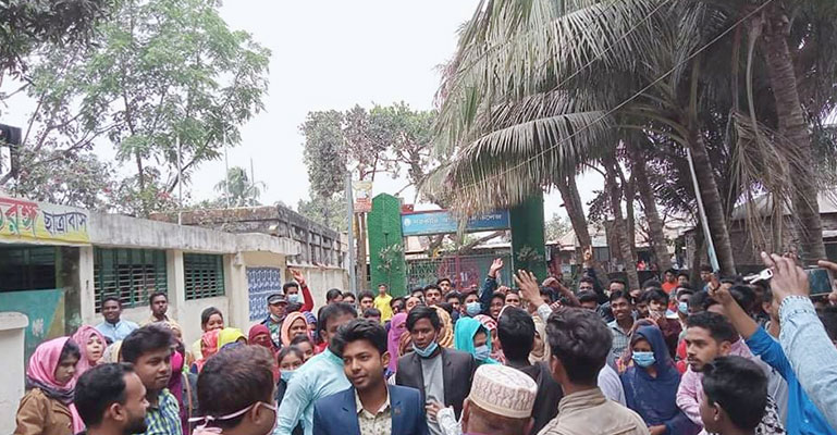 লালমনিরহাটে ফরম পূরণে অতিরিক্ত ফি আদায়, প্রতিবাদে শিক্ষার্থীদের বিক্ষোভ