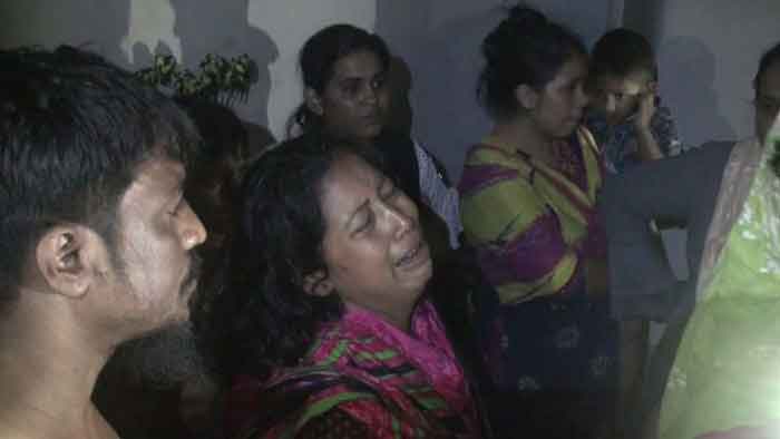 মধ্যরাতে ফতুল্লায় ভবনে আগুন : একই পরিবারের ৫ জন দগ্ধ