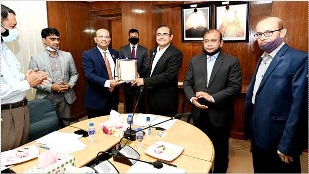 এপিএ-তে প্রথম স্থান অর্জন : বাংলাদেশ কৃষি ব্যাংক এর ক্রেস্ট ও সনদ গ্রহণ