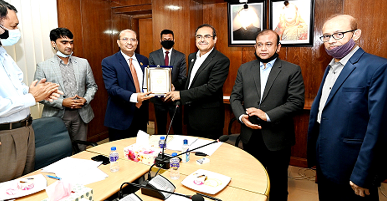 এপিএ-এর ১ম স্থান অর্জনকারী  বাংলাদেশ কৃষি ব্যাংক'র ক্রেস্ট ও সনদ গ্রহণ