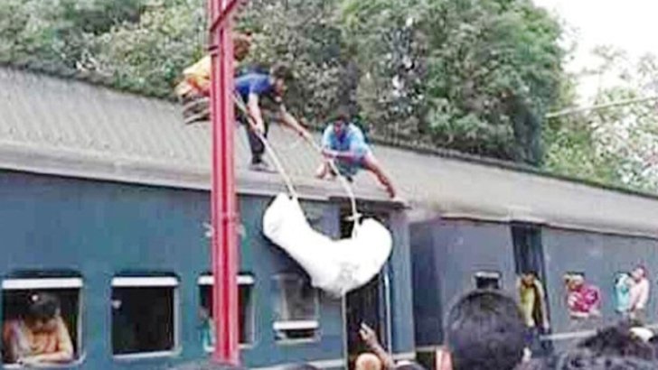 ট্রেনের ছাদে মিলল রক্তাক্ত শিশুর লাশ