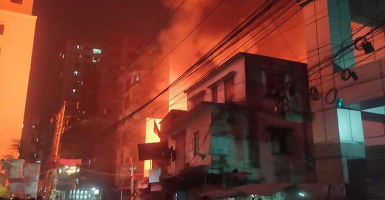 রাজধানীর কাঁঠালবাগানে বস্তিতে অগ্নিকাণ্ড