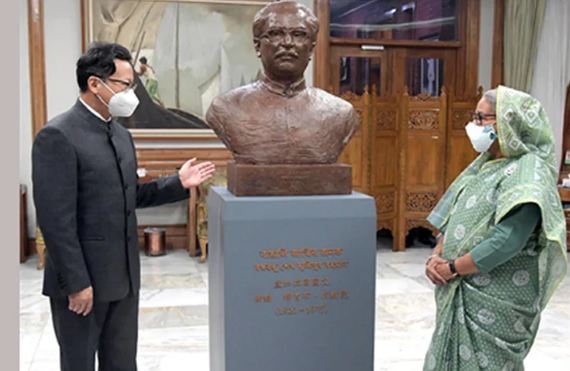 প্রধানমন্ত্রীকে বঙ্গবন্ধুর ম্যুরাল উপহার দিল চীন