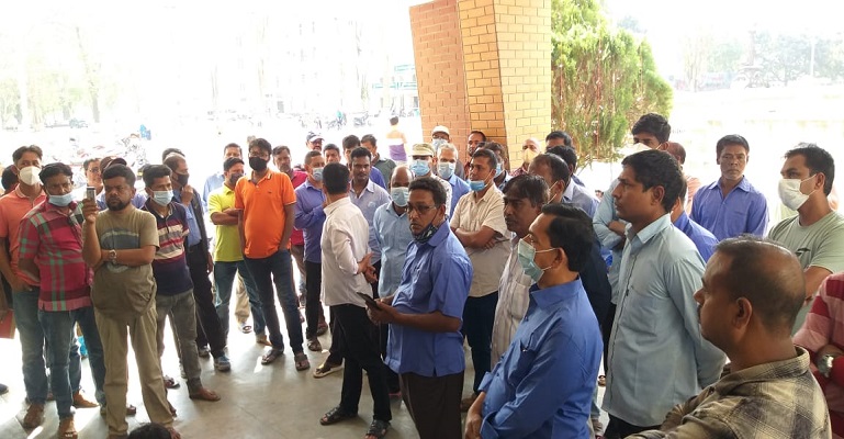 রাবি কোষাধ্যক্ষের পদত্যাগের দাবিতে বিক্ষোভ