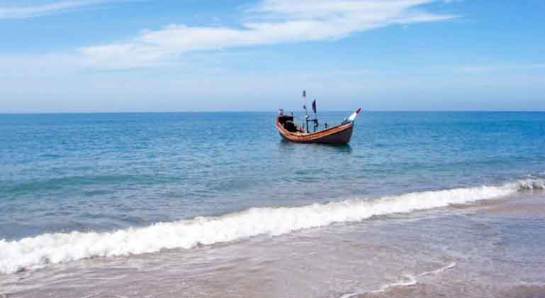 ছেড়া দ্বীপে বিকল নৌযান,  ৯৯৯ এ ফোন কলে ১৫ পর্যটক উদ্ধার