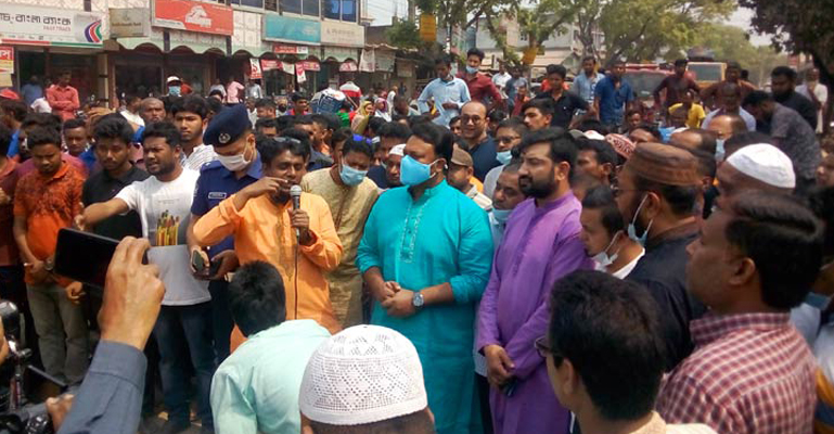 হিলি বন্দরের যানজট নিরসনের দাবিতে মানববন্ধন