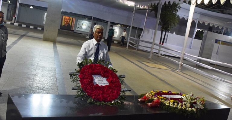 বঙ্গবন্ধুর প্রতিকৃতিতে হবিগঞ্জ কৃষি বিশ্ববিদ্যালয়ের নবনিযুক্ত উপাচার্যের শ্রদ্ধা