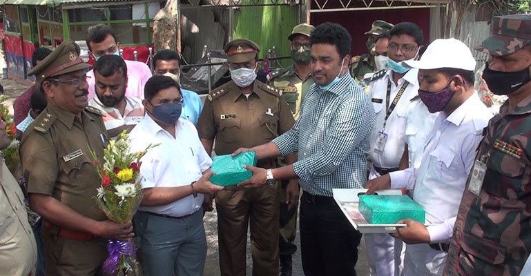 হিলি সীমান্তে ভারতীয় কাস্টমস ও বাংলাদেশ কাস্টম’র শুভেচ্ছা বিনিময়