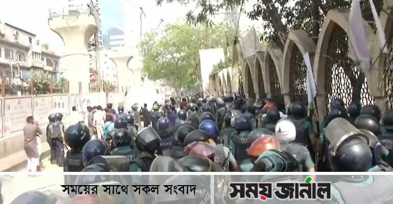 বায়তুল মোকাররমে পুলিশের সঙ্গে অ্যাকশনে যুবলীগ-ছাত্রলীগ