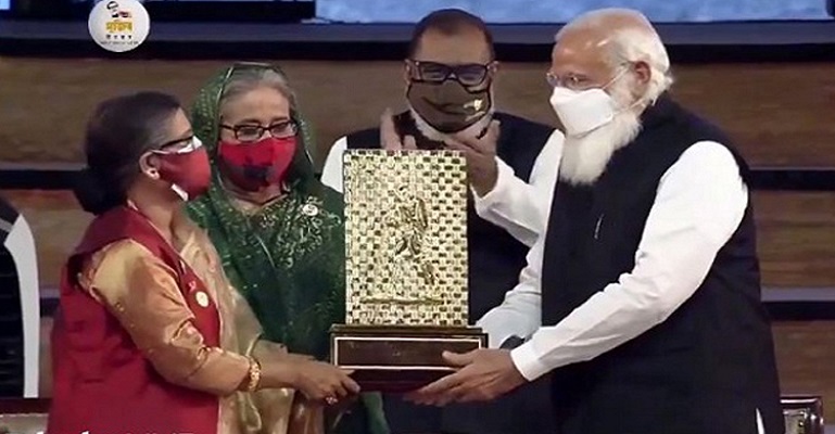 বঙ্গবন্ধুর গান্ধী শান্তি পুরস্কার গ্রহণ করলেন শেখ রেহানা