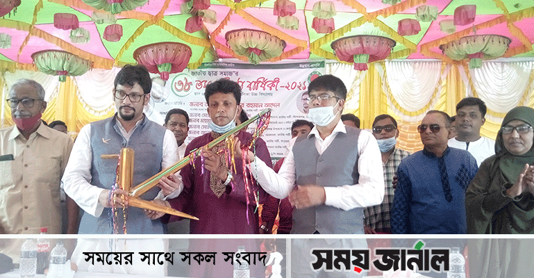 ছাত্র সমাজের প্রতিষ্ঠা বার্ষিকীতে গ্রেনেড বাবুকে লাঙ্গল উপহার