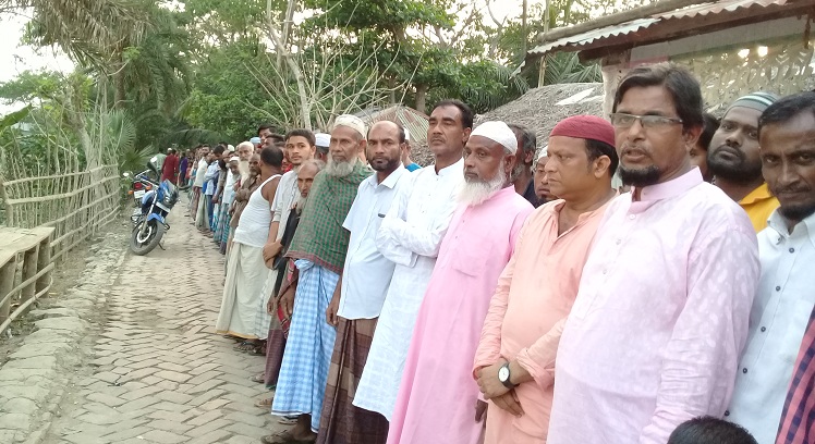 স্বতন্ত্র প্রার্থীর কর্মীদের মারপিট ও পোস্টার ছিঁড়ে ফেলার প্রতিবাদে মানববন্ধন