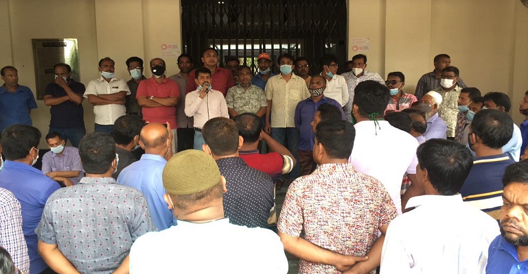 রাবিতে কর্মচারীদের বিক্ষোভ: প্রশাসন ও সিনেট ভবনে তালা