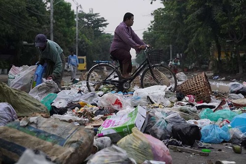 মিয়ানমারের বিক্ষোভকারীদের 'আবর্জনা ধর্মঘট'