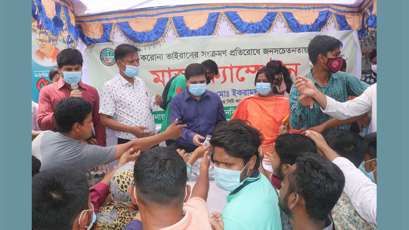 করোনা সংক্রমণ প্রতিরোধে মসিকের মাস্ক বিতরণ