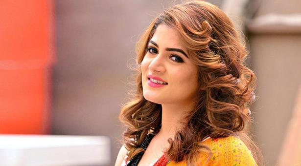 এবার কার প্রেমে মজেছেন শ্রাবন্তী? ইন্ড্রাস্ট্রিতে গুঞ্জন