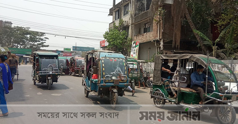 লকডাউনে মায়ের ঔষধ কেনার টাকার কথা ভেবে কেঁদে ফেললেন অটোচালক