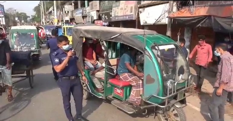 ফরিদপুরে লকডাউন তদারকিতে পুলিশের তল্লাশি চৌকি
