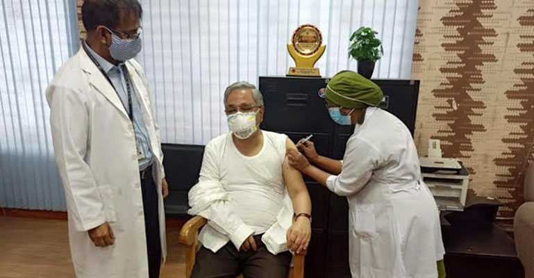 সস্ত্রীক টিকার দ্বিতীয় ডোজ নিলেন প্রধান বিচারপতি