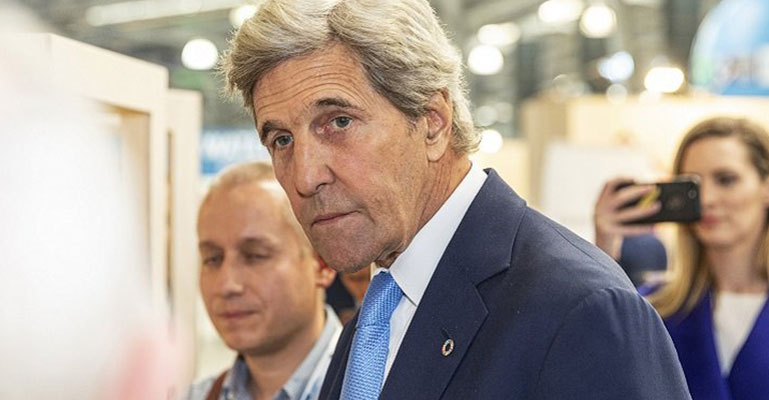 প্রধানমন্ত্রীকে আমন্ত্রণ জানাতে ঢাকায় জন কেরি