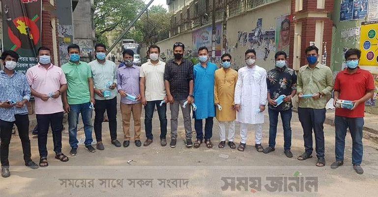 করোনা সচেতনায় জবি ছাত্রলীগের মাস্ক বিতরণ