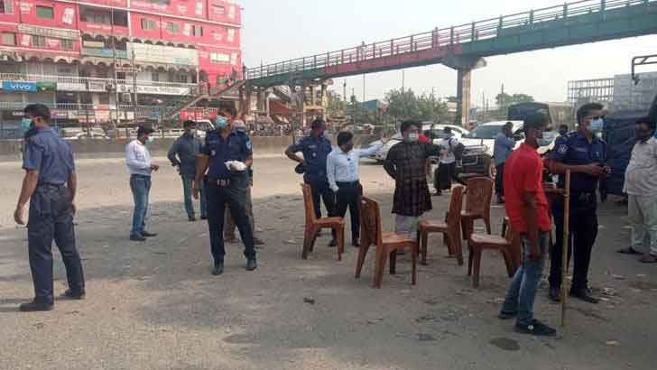 ‘মুভমেন্ট পাস’ না থাকায় চিকিৎসকদের পথ আটকাচ্ছে পুলিশ