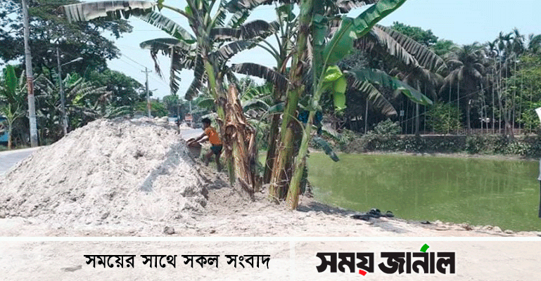বোয়ালমারীতে সরকারি জলাশয়ে ব্যক্তিগত রাস্তা বানাচ্ছেন সাবেক কাউন্সিলর