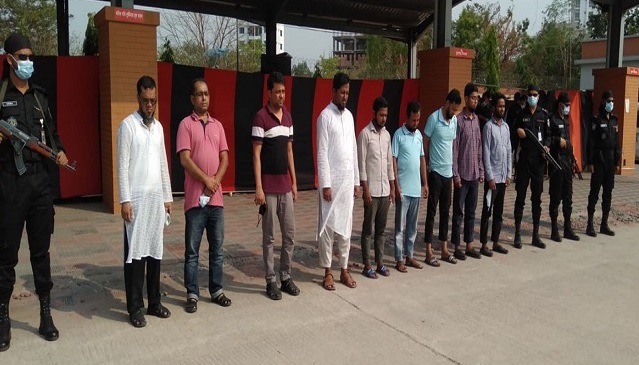 চার ট্রাক অনুমোদনহীন মেয়াদোত্তীর্ণ কিটসহ আটক ৯