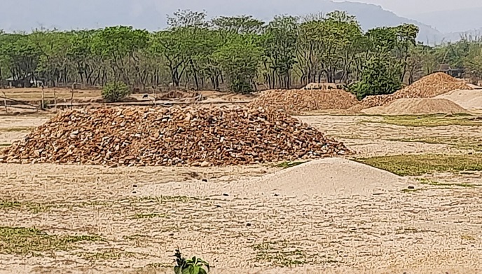 রাতের আধাঁরে যাদুকাটা নদীর পাড়ে জব্দকৃত বালু-পাথর চুরি