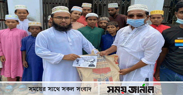 মোড়েলগঞ্জে ইমামদের ইফতার সামগ্রী দিলেন ছাত্রলীগ নেতা সাইফুল