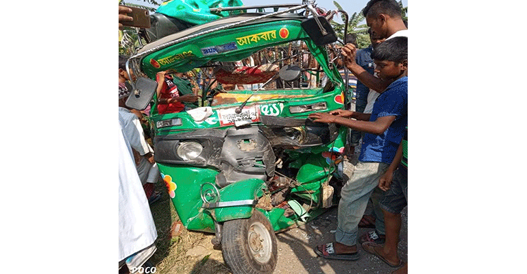 লক্ষ্মীপুরে পিকআপ-অটোরিকশা সংঘর্ষ, নিহত ২