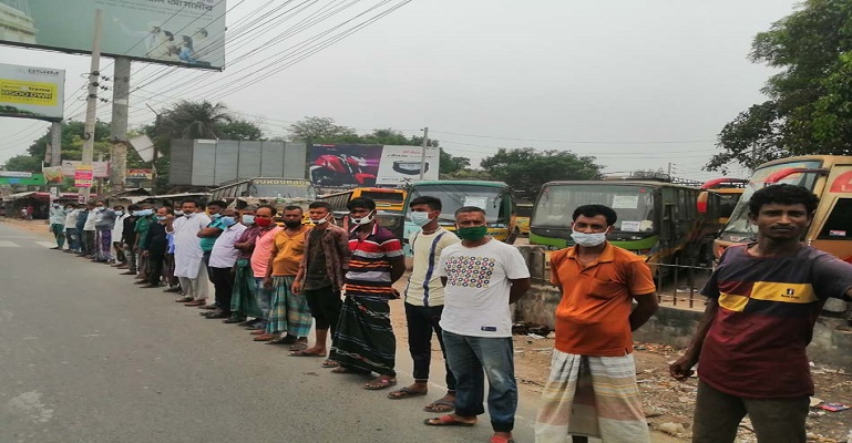 লকডাউন: সাতক্ষীরায় ত্রাণের দাবিতে পরিবহণ শ্রমিকদের মানববন্ধন