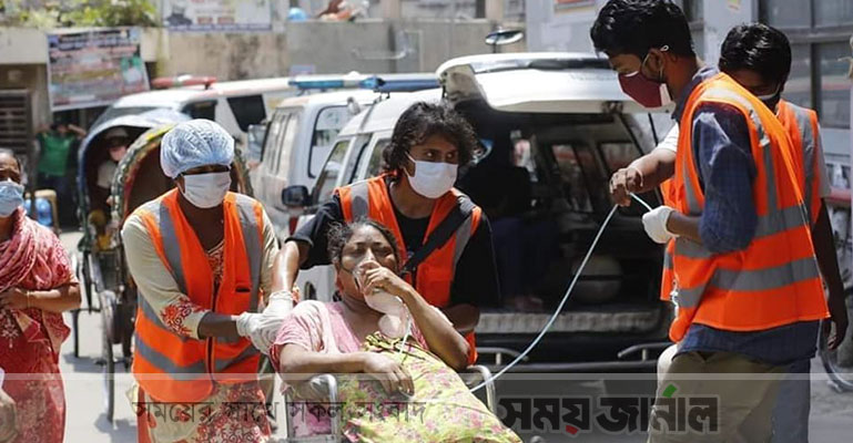অ্যাম্বুলেন্স থামতেই প্ল্যাকার্ড নিয়ে ছুটে আসে তিন-চারজন মানুষ!