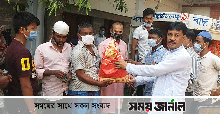 রায়পুর পৌর মেয়রের উদ্যোগে ত্রাণ বিতরণ