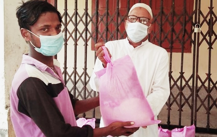 বিএনপি নেতা উজ্জ্বল পাটোয়ারীর উপহার সামগ্রী বিতরন