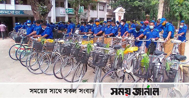 মধুখালীতে গ্রাম পুলিশের মাঝে বাইসাইকেল বিতরণ