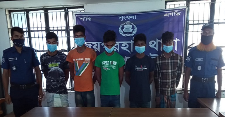 জয়পুরহাটে অটো রিকশা ছিনতাই চক্রের ৫ সদস্য আটক