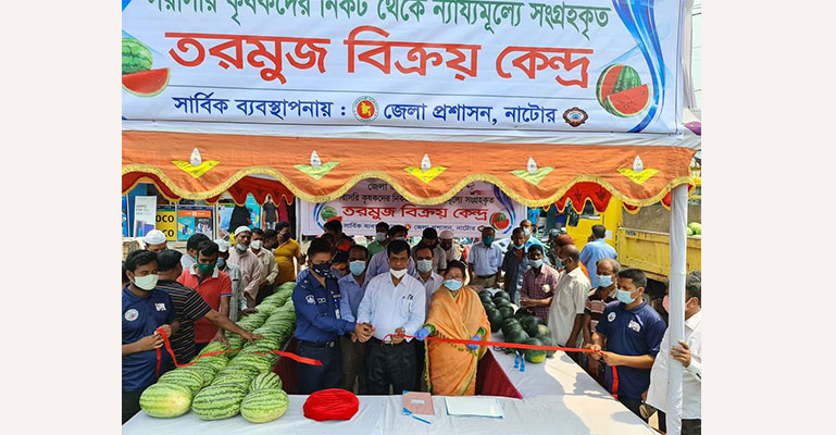 কৃষকের মাধ্যমে তরমুজ বিক্রি করছে নাটোর জেলা প্রশাসন