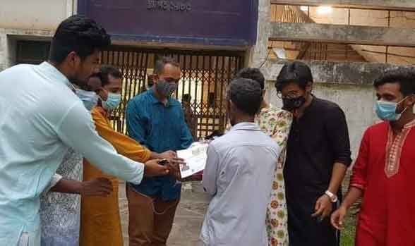 জাবিতে কামালউদ্দিন হল ছাত্রলীগের ঈদ উপহার বিতরণ