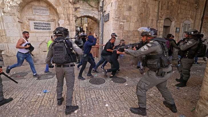 আল-আকসায় ঢুকে নির্বিচারে গুলি চালাচ্ছে ইসরাইলি সেনারা