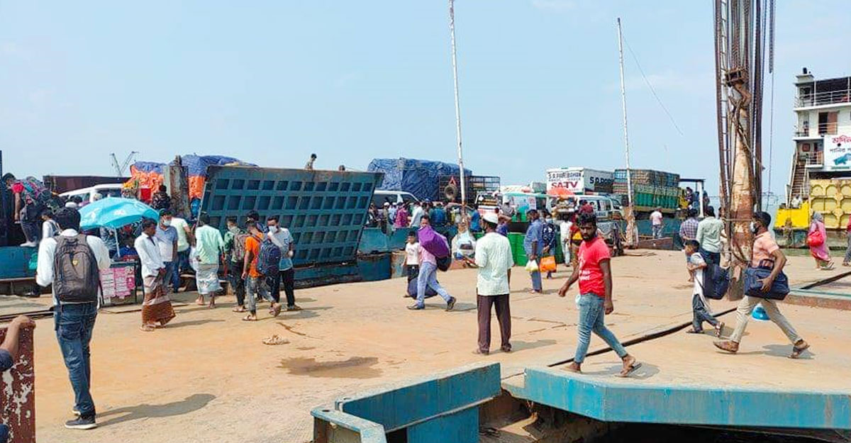 শিমুলিয়া ঘাটে চলছে ১৪ ফেরি, নেই যাত্রীদের ভিড়