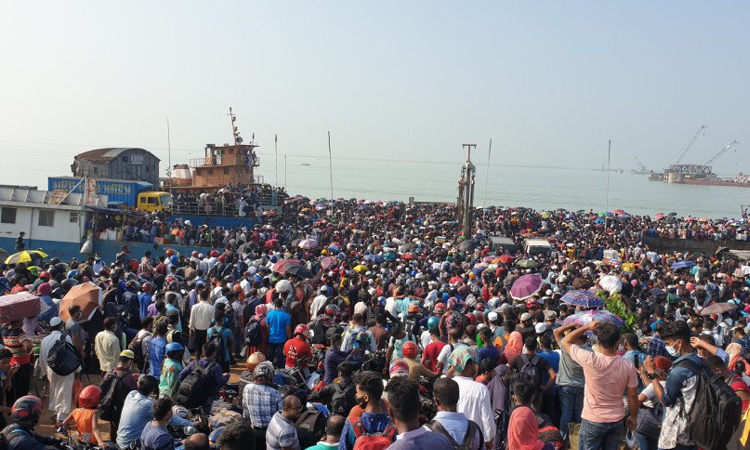 শিমুলিয়া ঘাটে মানুষের স্রোত