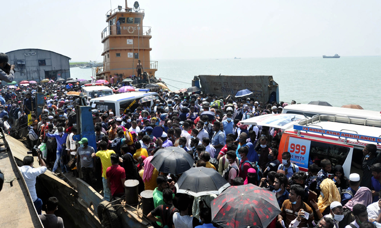 আজও ফেরিঘাটে মানুষের ঢল