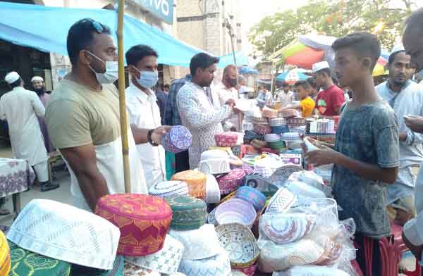 জয়পুরহাটের আতর-টুপি নিয়ে মৌসুমী ব্যবসায়ীরা বিপাকে