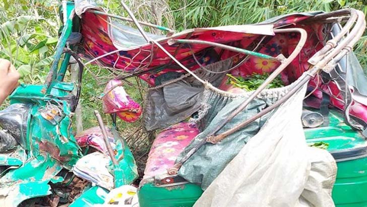 ফেনীতে পিকআপচাপায় ৪ অটোরিকশাযাত্রী নিহত