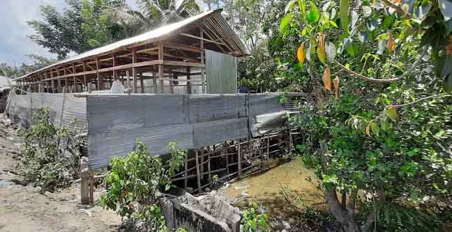 সরকারী খাল দখল করে দোকান নির্মাণ ?